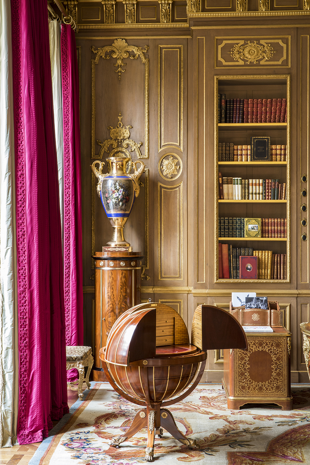 Louis XIV library-salon in Paris
