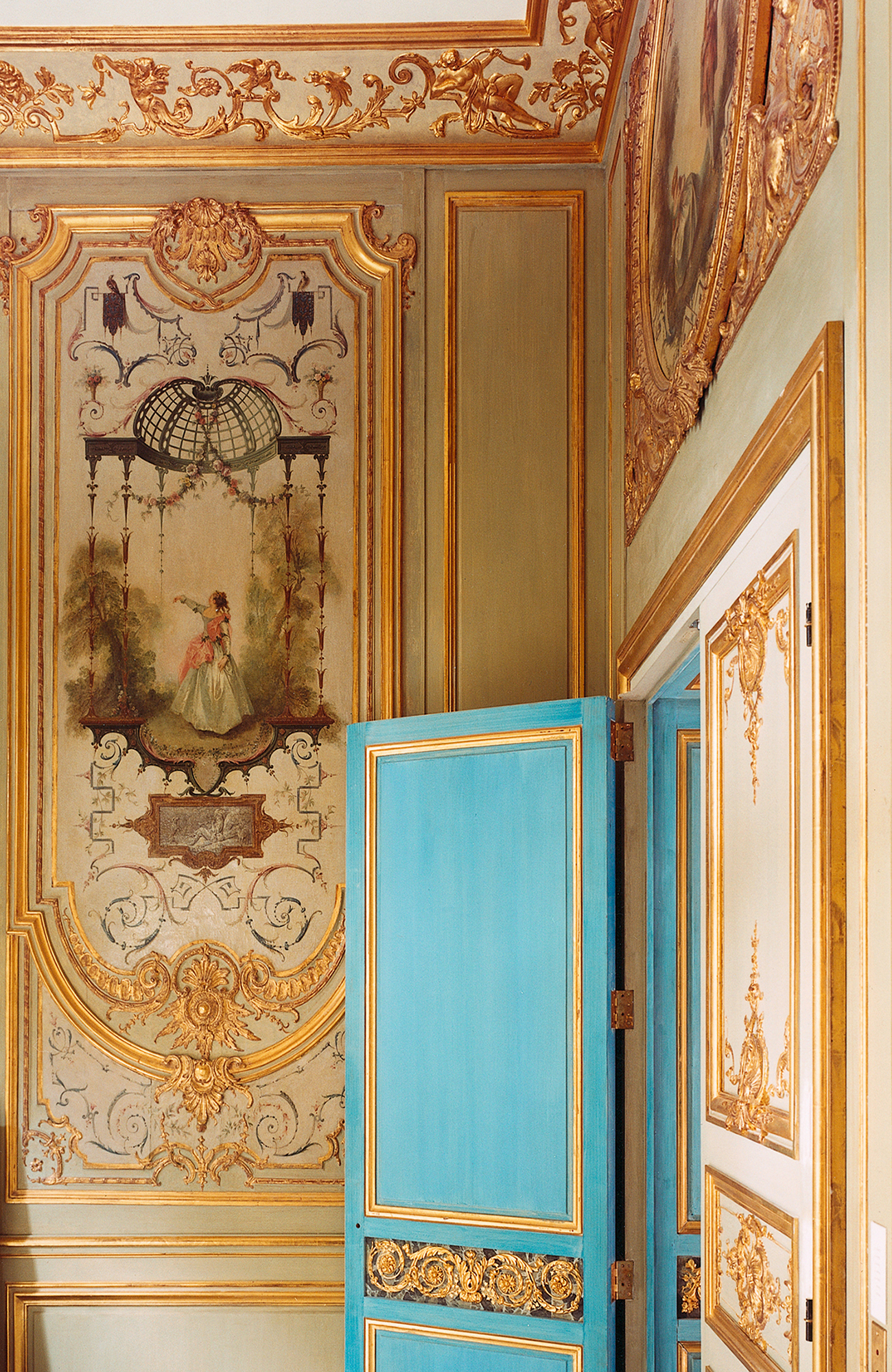 Grand salon, porte, encadrement, corniche, boiserie XVIIIe, blanc et or, attribuee Chateau de Bellevue